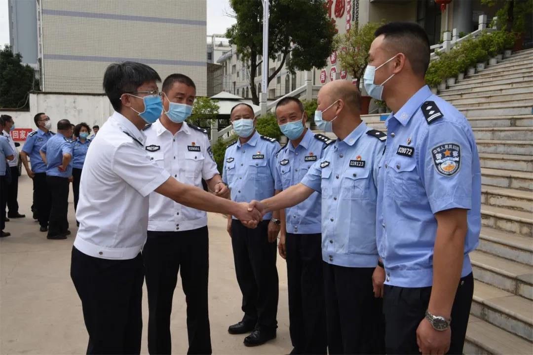 玉溪市公安局江川分局党委书记,局长钱凡,党委副书记,政委张文红以及