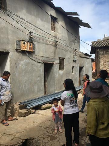图2 帮助贫困户加固危房(1).JPG 图2 帮助贫困户加固危房(1).JPG