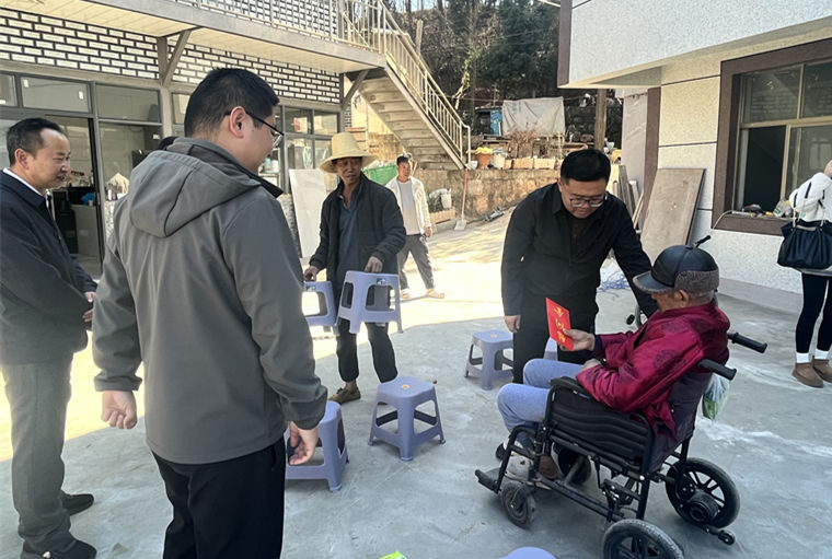 杨辉慰问.jpg 杨辉慰问.jpg