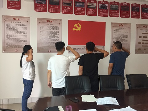 图1 重温入党誓词.jpg