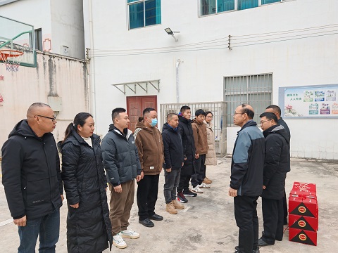 图1 现场慰问.jpg 图1 现场慰问.jpg